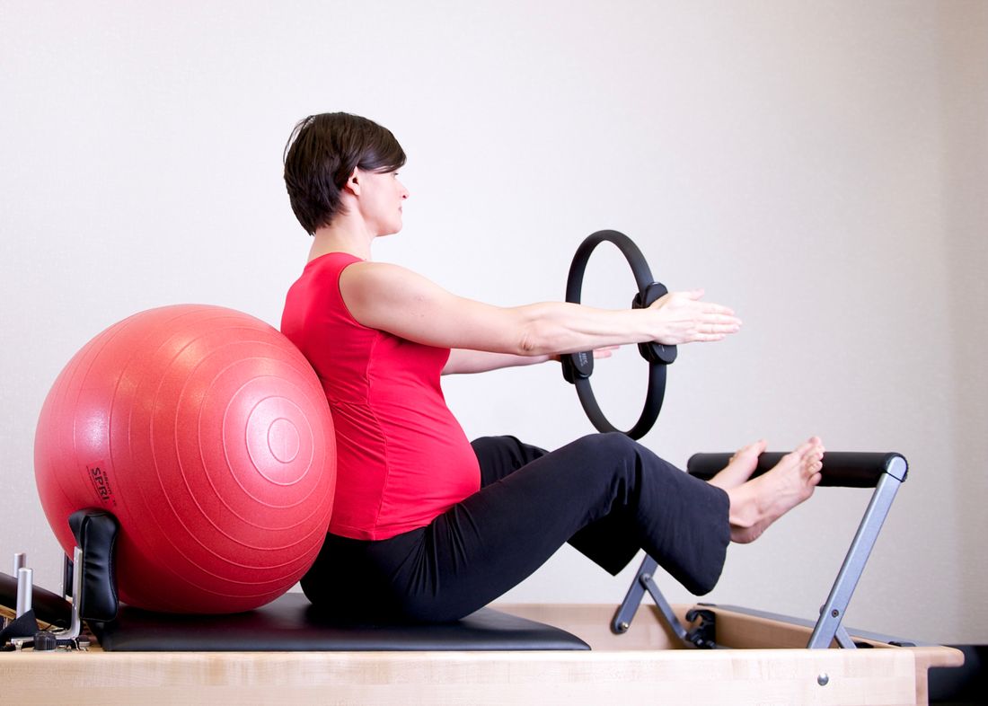 Gestante em exercicio de mobilidade em pe