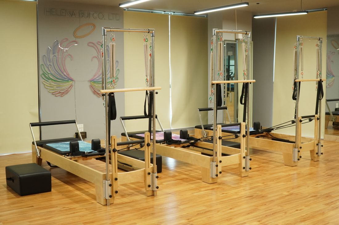 Estudio de pilates com aparelhos e acessorios de madeira para fisioterapia