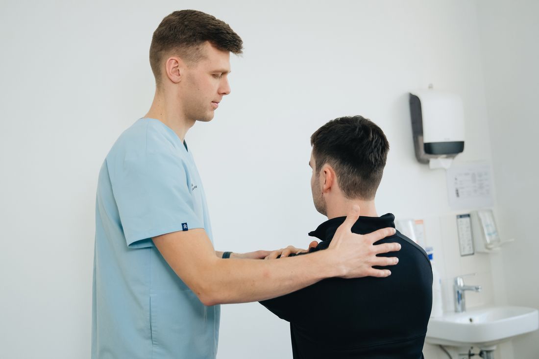 Fisioterapia do ombro: fisioterapeuta massageando o braço e ombro do paciente