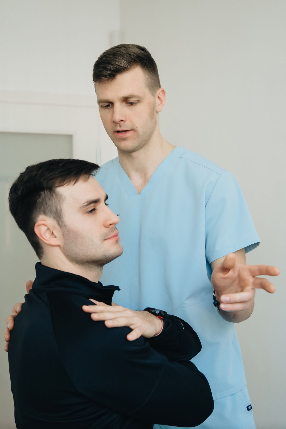 Fisioterapeuta realizando terapia manual massageando o braço do paciente