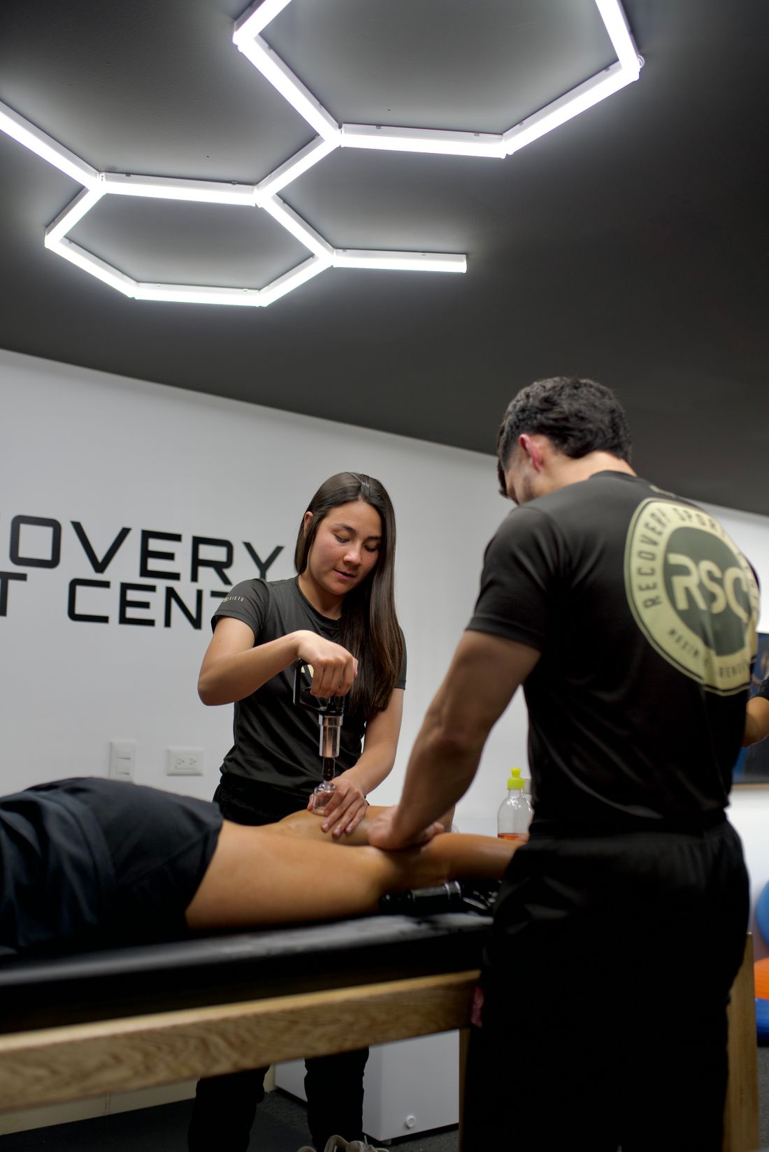 Fisioterapeuta realizando terapia manual em atendimento na clínica