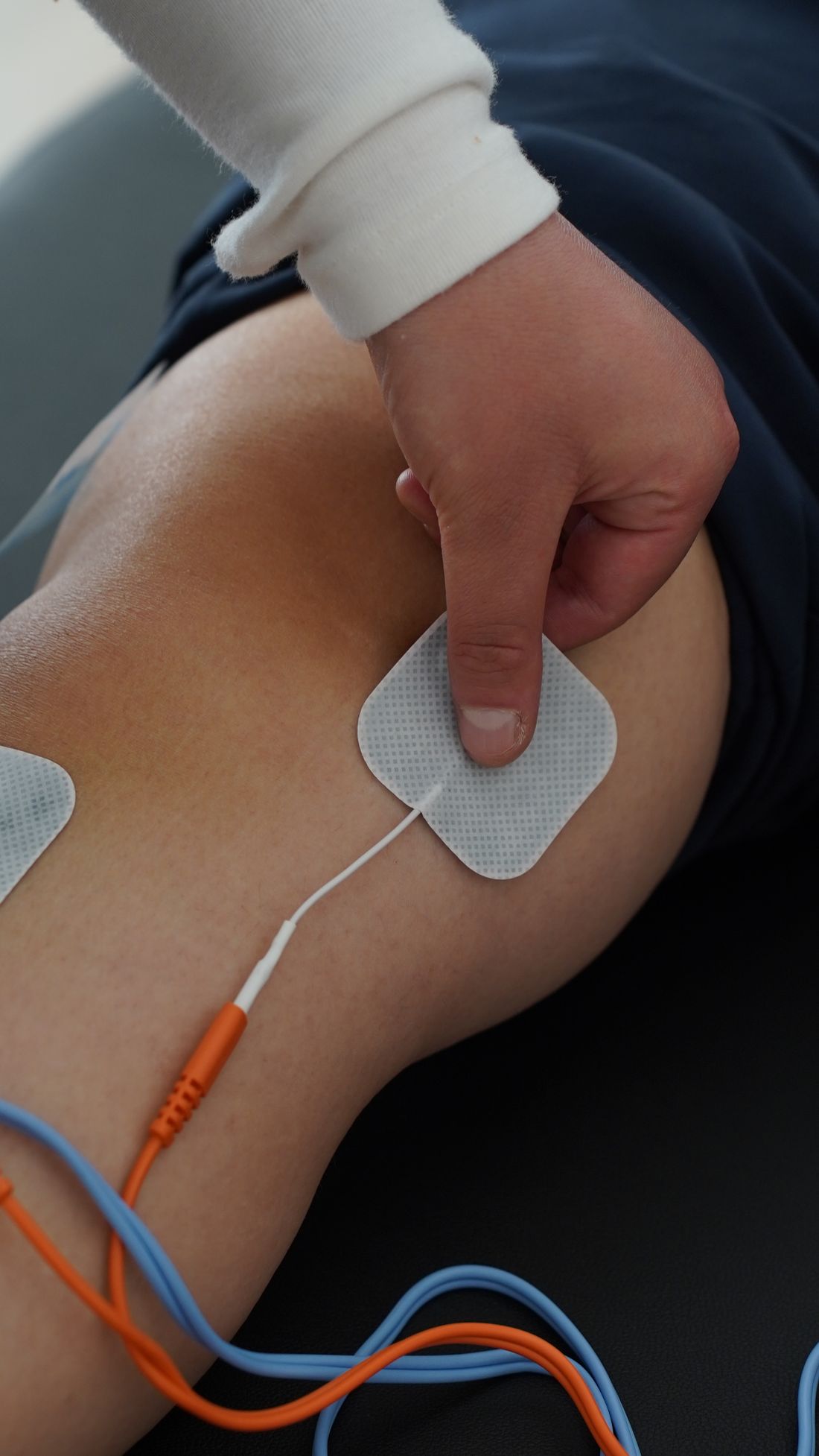 Fisioterapia do joelho: tratamento com eletroestimulacao aplicada na perna