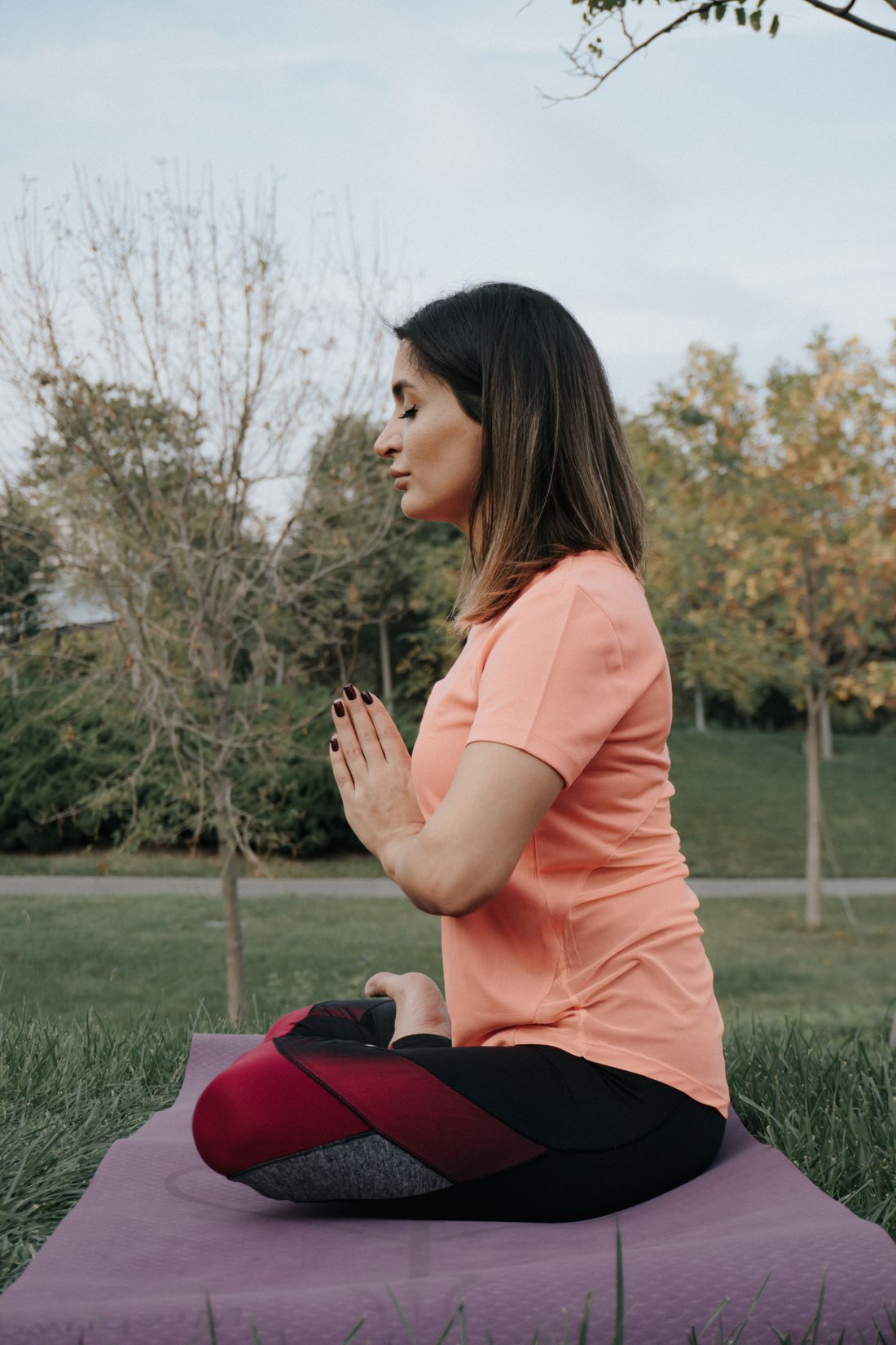 Saude e bem-estar da mulher: mulher praticando yoga ao ar livre em dia ensolarado