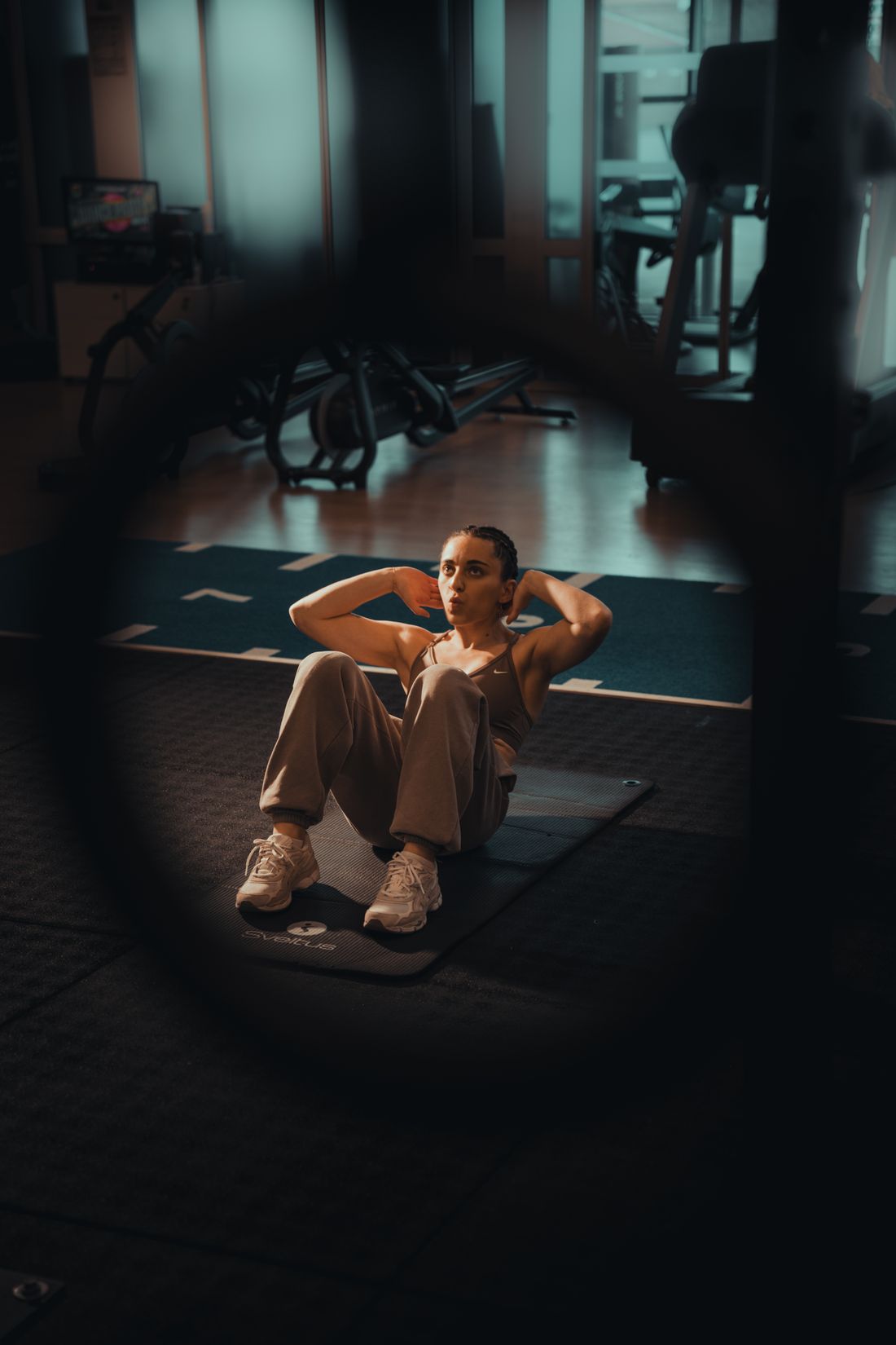 Exercicio de forca: mulher fazendo abdominais
