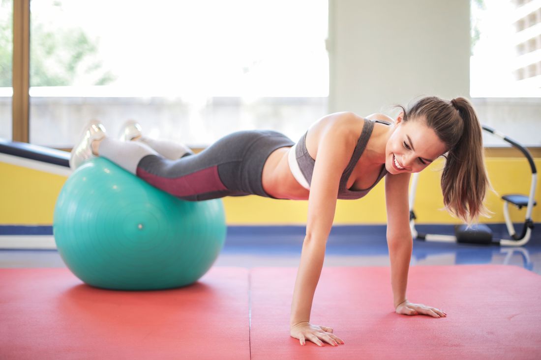 Exercicio de fortalecimento do core no pilates com mulher contraindo o abdomen