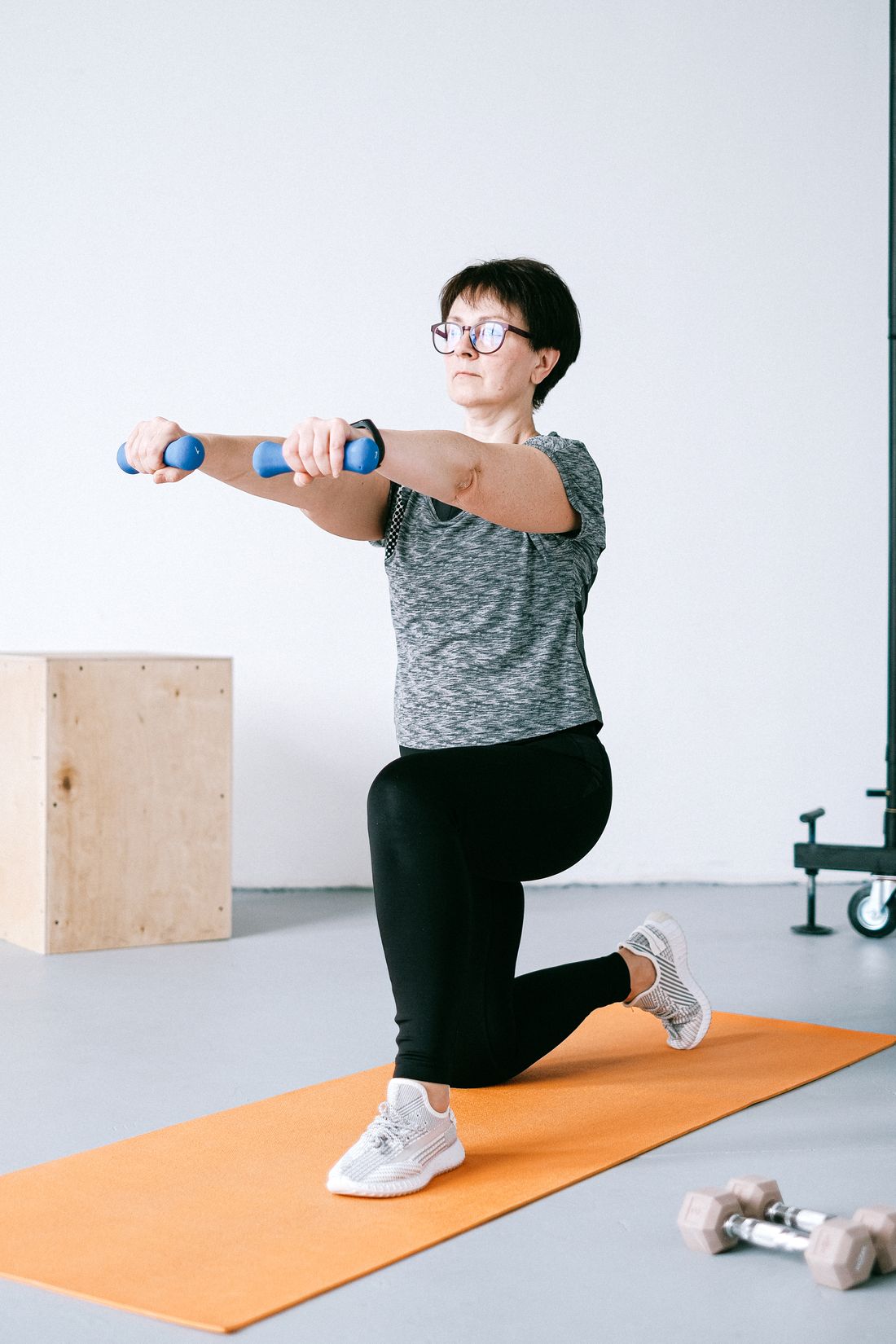 Mulher madura e saude durante exercicio de fisioterapia