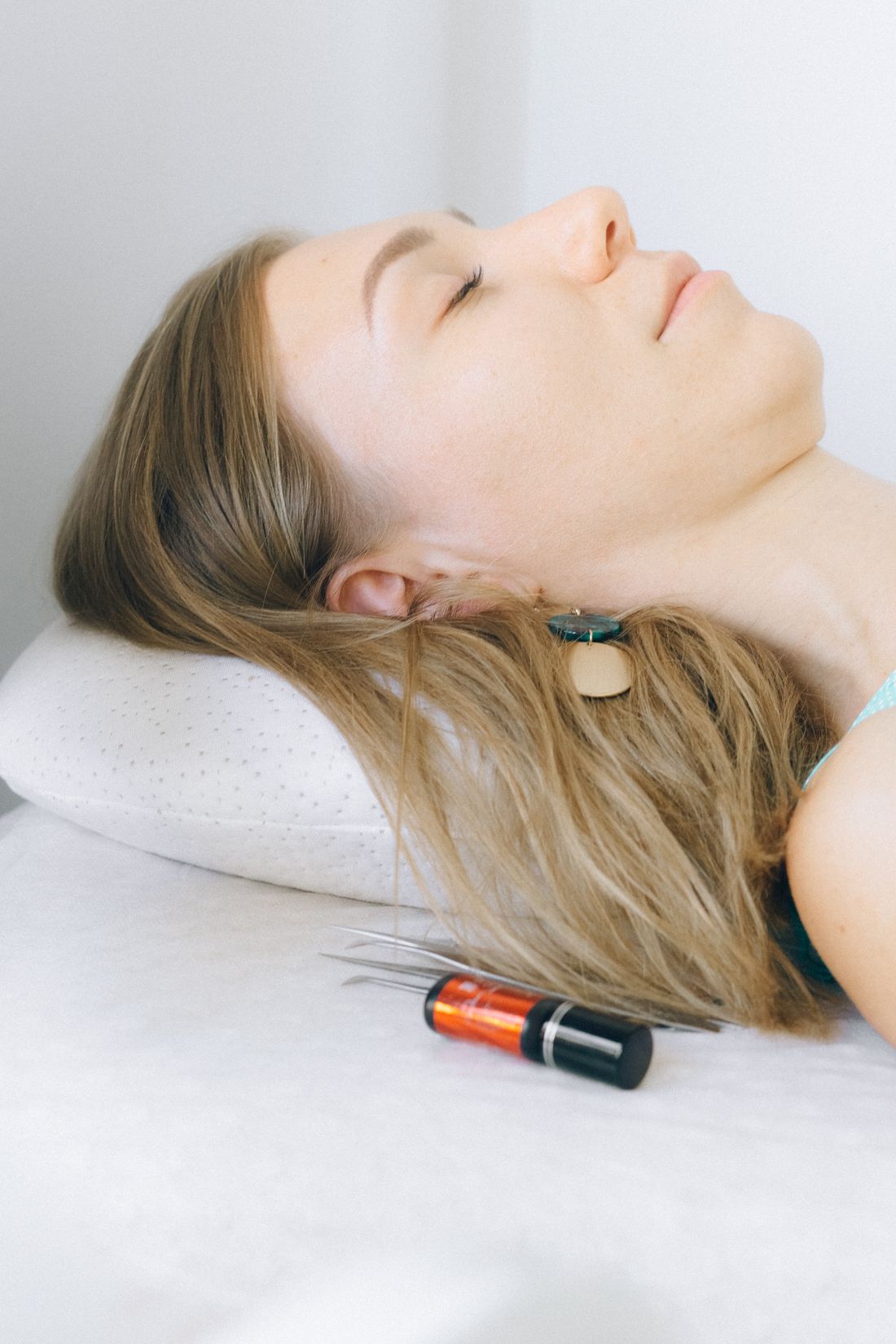 Sessao de acupuntura e relaxamento em ambiente clinico tranquilo