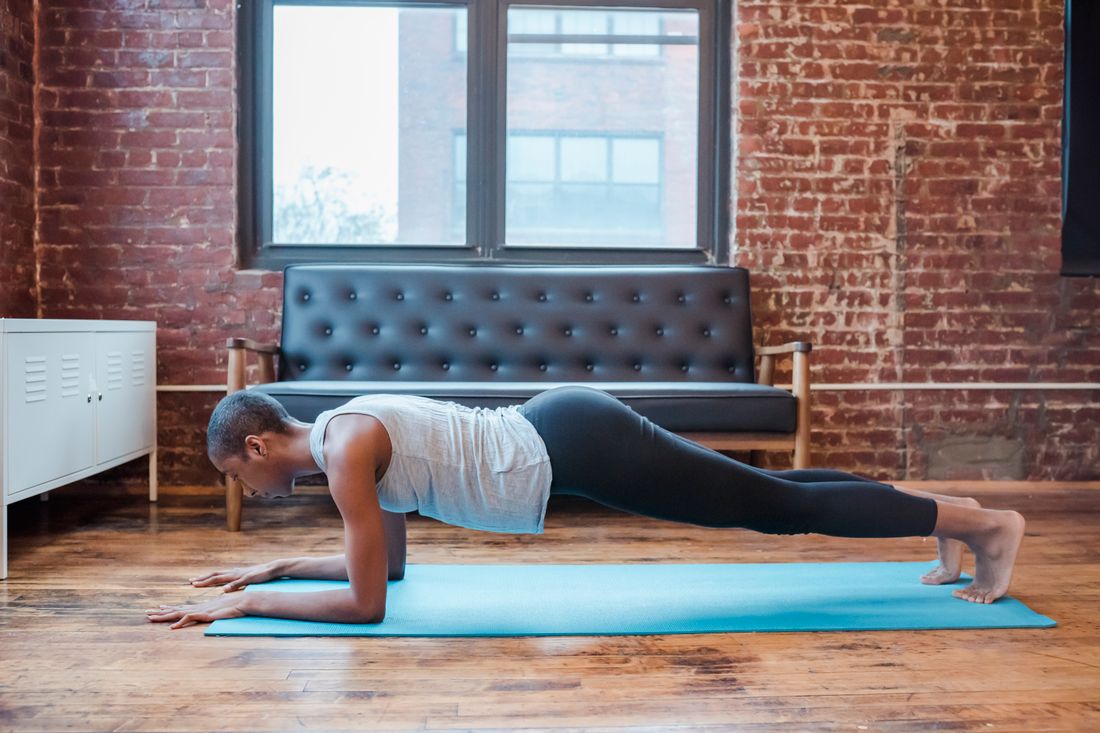 Exercicio de fortalecimento do core no pilates com mulher no tapete de treino