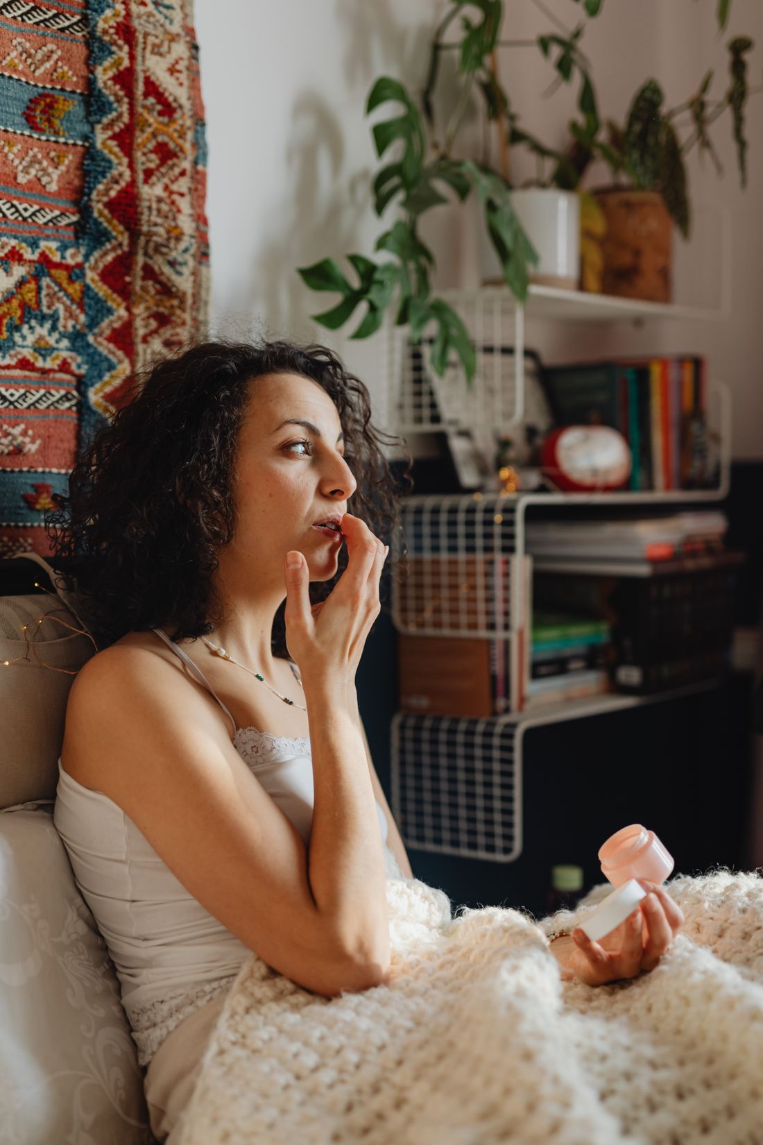 Saude e bem-estar da mulher em ambiente calmo e acolhedor