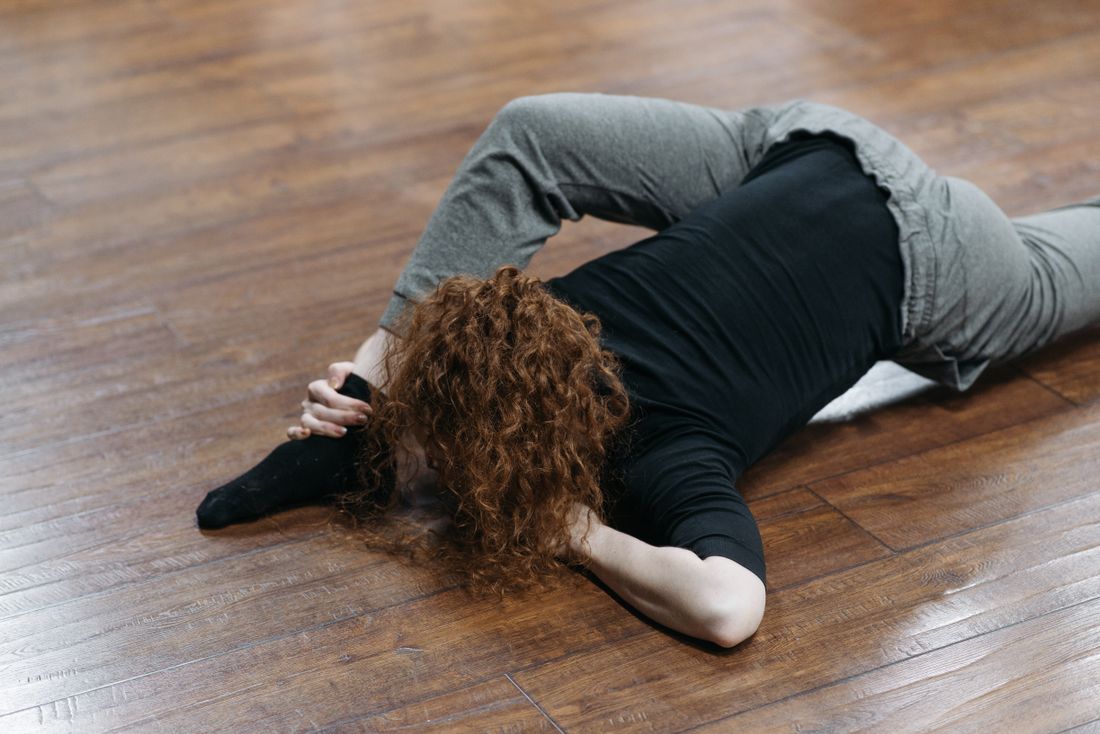 Alongamento em estudio: mulher fazendo pilates com boa iluminacao