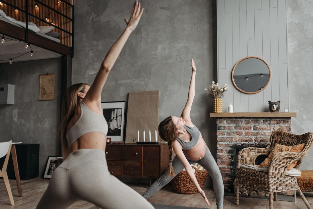 Gestante em exercicio de respiracao e relaxamento