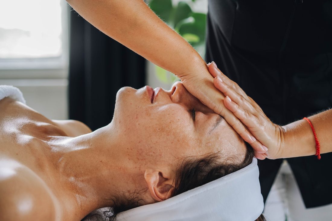 Tratamento manual aplicado no rosto e na mandibula em ambiente de bem-estar