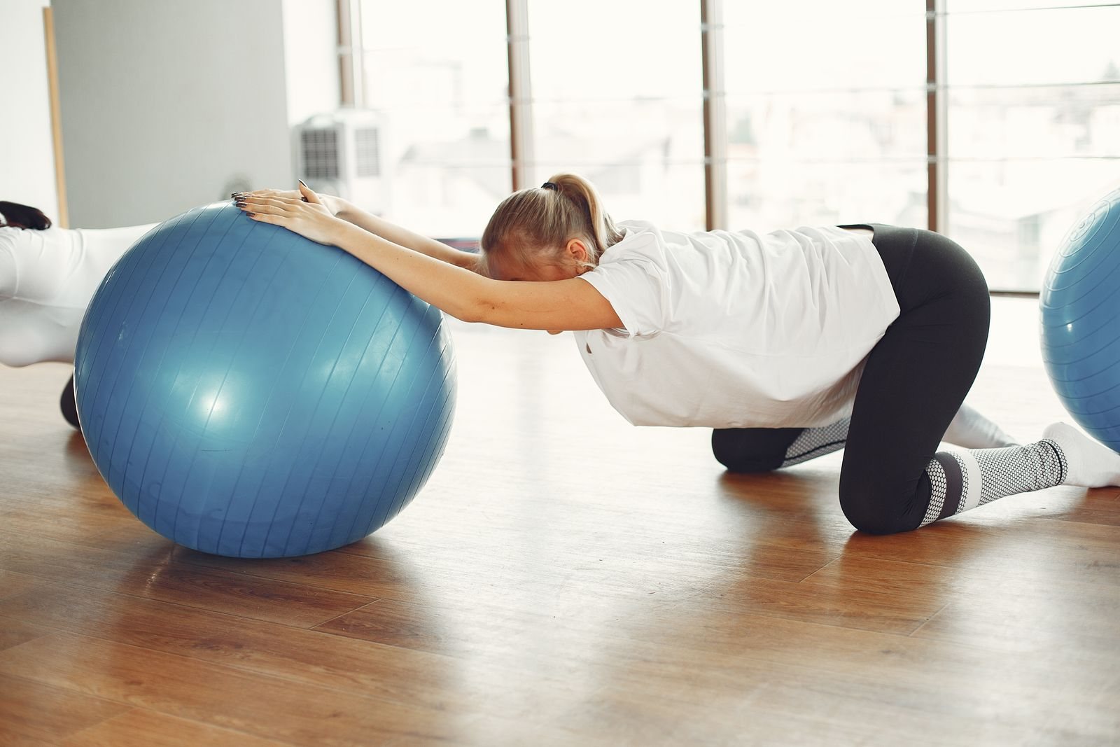 Gestante em exercício com bola durante treino pré-natal